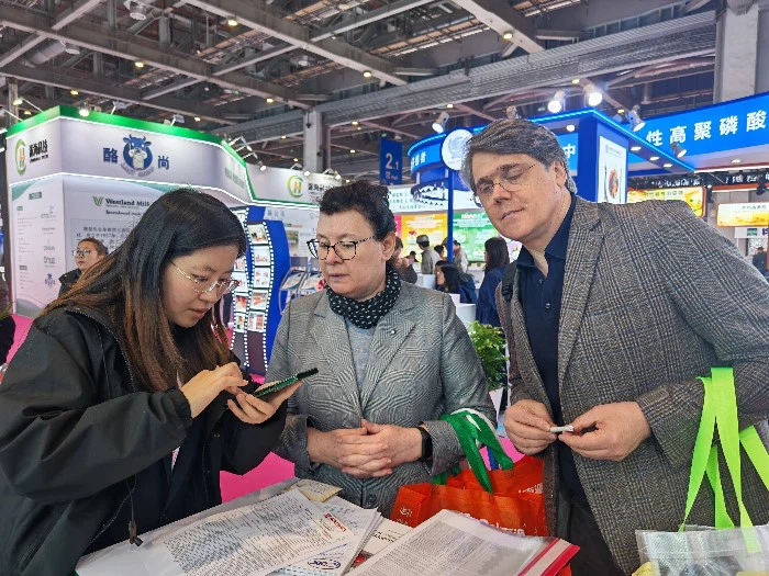The Wellgreen product display attracts a steady flow of curious visitors. The Wellgreen product display attracts a steady flow of curious visitors.